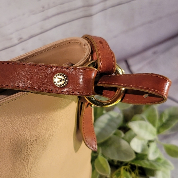 Valentina Cream and Tan Leather Shoulder Bag - Picture 13 of 15